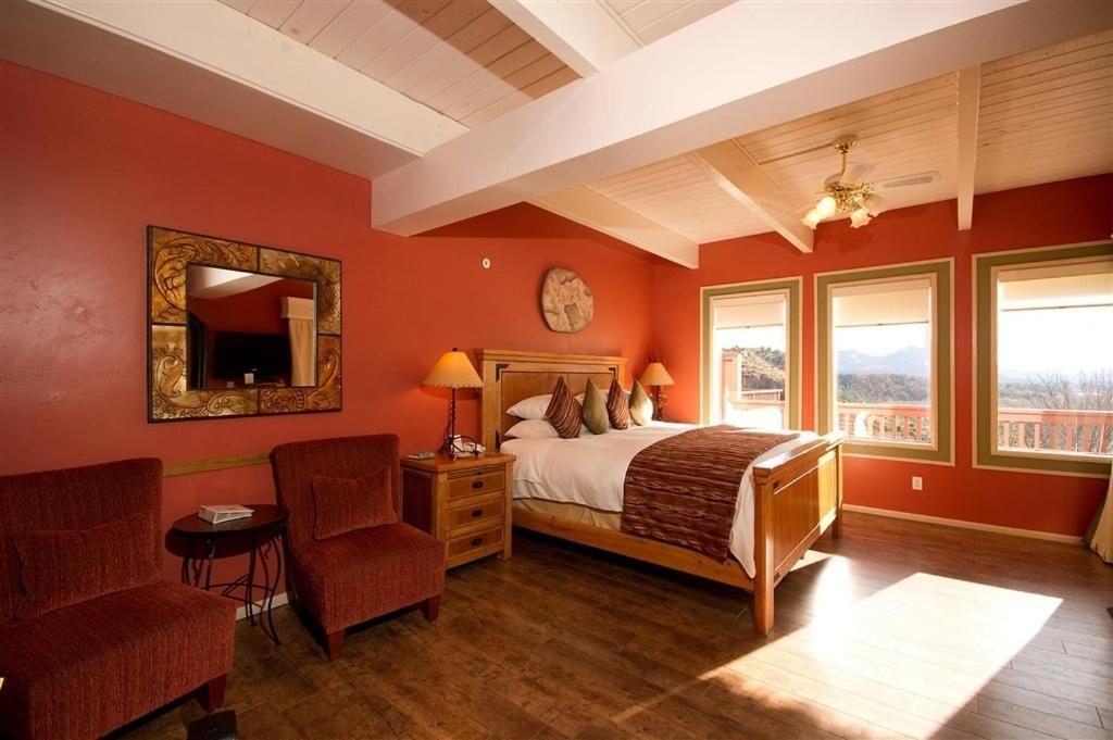Sedona Views B&B And Luxury Creekside Cabins Bed & Breakfast