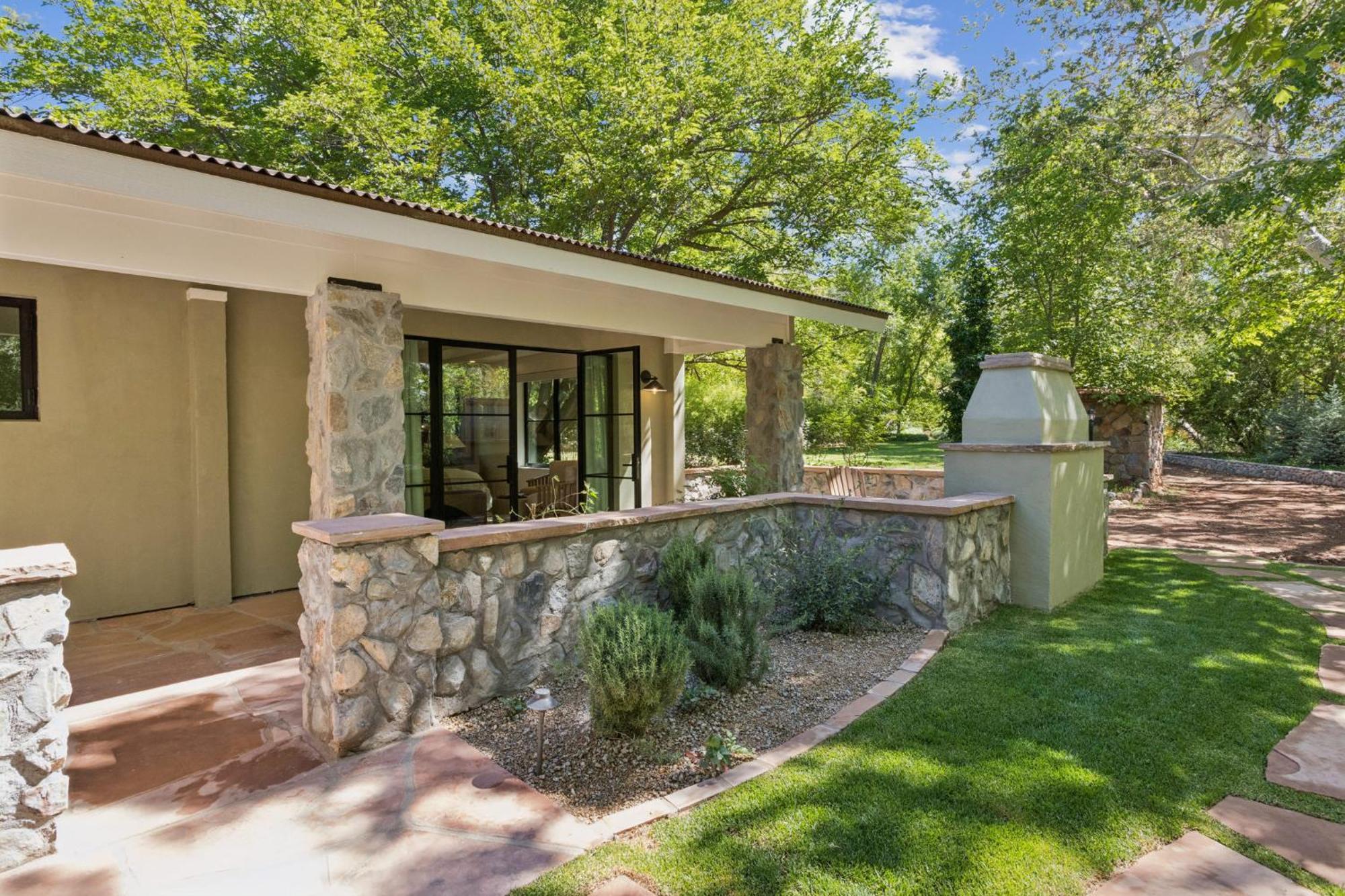 Sedona Views B&B And Luxury Creekside Cabins Bed & Breakfast